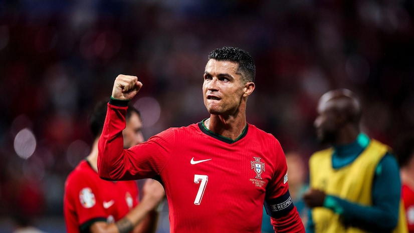 姆巴佩和莱万先后梅开二度，莱万依然在射手榜上领先三球.